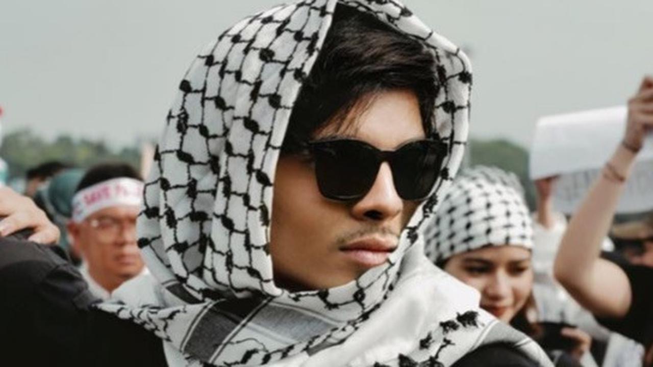 Atta Halilintar juga tampak hadir di aksi bela Palestina yang bertempat di Monas. Suami Aurel Hermansyah ini mengenakan baju berwarna hitam bergambar semangka lengkap dengan penutup kepala.