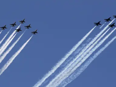 Skuadron jet tempur Blue Angels dari Angkatan Laut dan Thunderbirds dari Angkatan Udara Amerika Serikat bermanuver di langit Kota New York, Selasa (28/4/2020). Aksi tersebut sebagai bentuk penghormatan untuk petugas medis yang tengah berjuang melawan virus corona COVID-19. (AP Photo/Kathy Willens)