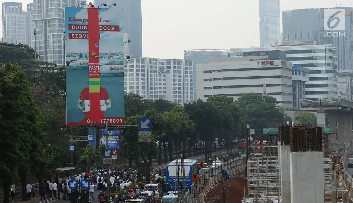Gubernur DKI Jakarta Anies Baswedan ditemani Wakil Ketua KPK Laode M Syarief secara simbolis menyegel sebuah reklame besar di kawasan Kuningan, Jakarta, Jumat (19/10). (Merdeka.com/Imam Buhori)