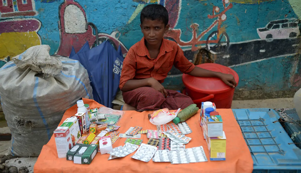 Seorang anak pengungsi Rohingya menjual obat di sebuah pasar di kamp Kutupalong, di Ukhia, Bangladesh pada 6 Oktober 2020. Lebih dari satu juta etnis Rohingya melarikan diri dari Myanmar dan menetap di Kutupalong yang merupakan salah satu kamp pengungsi terbesar di dunia. (Munir Uz Zaman/AFP)
