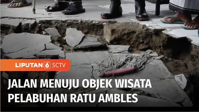 Pergerakan tanah di Kabupaten Sukabumi, Jawa Barat, terus meluas. Kali ini mengakibatkan jalan menuju obyek wisata Pelabuhan Ratu ambles, sehingga membahayakan pengendara.