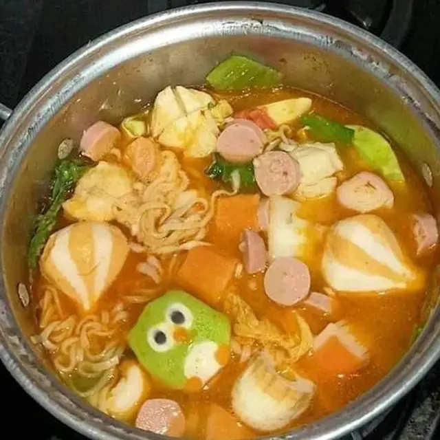 6 Potret Hiasan Makanan Nyeleneh Ini Bikin Tepuk Jidat, Estetik Tapi Kocak