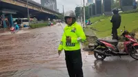 Hujan Deras, Jalan TB Simatupang Jakarta dan Tol JORR Lumpuh karena Banjir