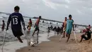 Dua pemuda Palestina Mohammed Eliwa (kanan) dan dan Ahmed al-Khoudari bermain sepak bola di pantai di Kota Gaza (20/9/2019). Eliwa 17 tahun dan Ahmed al-Khoudari 20 tahun kehilangan satu kakinya saat bentrok di perbatasan Israel. (AFP Photo/Mahmud Hams)