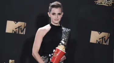 Aktris Emma Watson berpose dengan Piala Popcorn MTV usai mendapat penghargaan sebagai aktris terbaik dalam film "Beauty and the Beast" di MTV Movie and TV Awards di Shrine Auditorium, Los Angeles (7/5). (Photo by Richard Shotwell/Invision/AP)