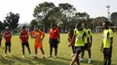 Lancine Kone saat bermain game mencetak gol ke gawang sambil mata ditutup. (bola.com/Arief Bagus)