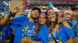 Penyerang Brasil, Neymar bersama ibunya Nadine Santos dan penyanyi Anitta saat menghadiri parade pertunjukan sekolah samba Vila Isabel selama Karnaval Rio de Janeiro di Sambadrome, Brasil (4/3). (AP Photo/Mauro Pimentel)