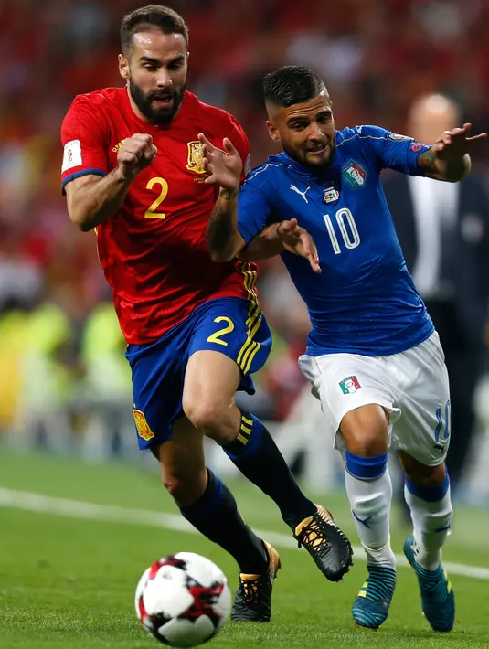 Penyerang Italia, Lorenzo Insigne berusaha melewati bek Spanyol, Dani Carvajal saat bertanding pada Grup G kualifikasi Piala Dunia 2018 di Stadion Santiago Bernabeu di Madrid, (2/9). Spanyol menang atas Italia 3-0. (AP Photo / Francisco Seco)