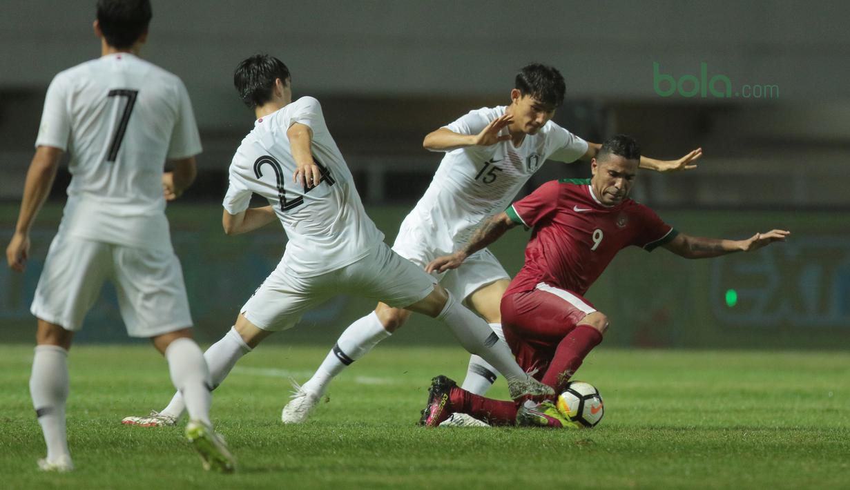 Beto Goncalves mencoba keluar dari kepungan pemain Korea Selatan U-23 pada laga uji coba di Stadion Pakansari, Bogor, (23/6/2018).  Indonesia U-23 kalah 1-2 dari Korea U-23. (Bola.com/Nick Hanoatubun)
