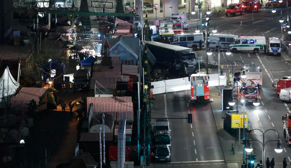 Pandangan dari atas di lokasi dimana truk menabrak kerumunan orang di sebuah pasar Natal di pusat Kota Berlin, Jerman, Senin (19/12). Ambulan dan kendaraan aparat keamanan sesaat kemudian bermunculan di lokasi kejadian. (REUTERS/Pawel Kopczynski)