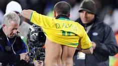 Bek Brasil, Daniel Alves merayakan golnya ke gawang Afrika Selatan di babak semifinal Piala Konfederasi yang berlangsung di Ellis Park, Johannesburg, 25 Juni 2009. Brasil unggul 1-0. AFP PHOTO / ANTONIO SCORZA 