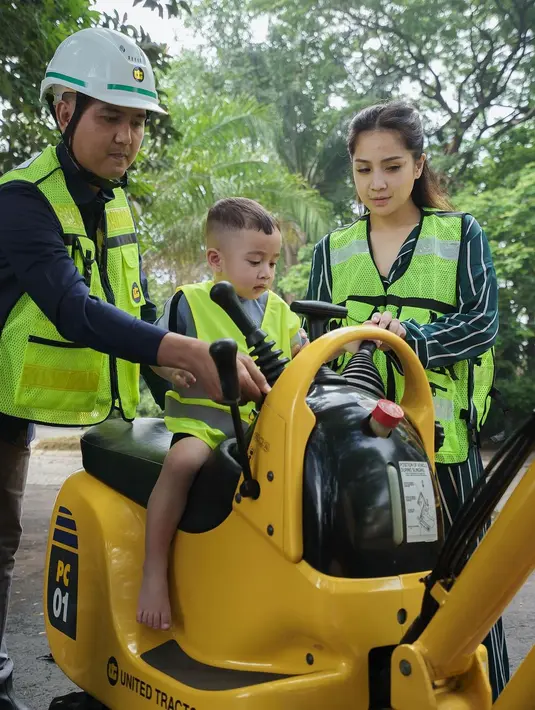 Ia hanya mengenakan setelan baju tidur dan safety vest. Wajahnya pun polos tanpa riasan [@tercipungcipung]