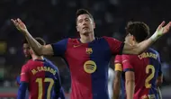 Penyerang Barcelona, Robert Lewandowski melakukan selebrasi usai mencetak gol pertama untuk timnya saat pertandingan Liga Spanyol melawan Getafe CF di Estadi Olimpic Lluis Companys, Barcelona, Rabu 25 September 2024 atau Kamis (26/9/2024) dini hari WIB. (LLUIS GENE/AFP)