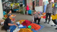 Polresta Banyuwangi pantau harga kebutuhan pokok di Pasar Induk Banyuwangi (Hermawan Arifianto/Liputan6.com)
