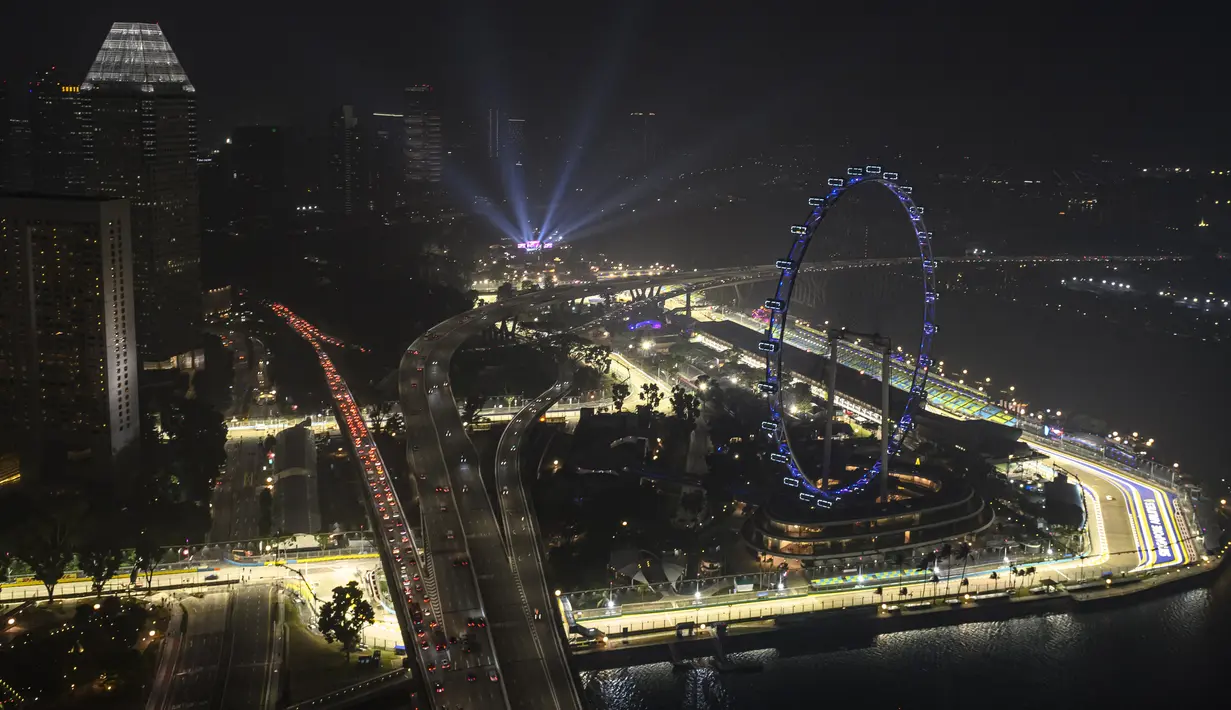 Suasana malam di Sirkuit Marina Bay Street yang diselimuti kabut asap di Singapura (18/9/2019). Jelang F1 GP Singapura 2019, tingkat polusi udara Singapura mencapai level tidak sehat untuk pertama kalinya sejak tiga tahun terakhir. (AFP Photo/Mladen Antonov)