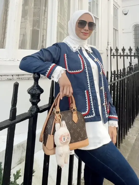 Citra Kirana juga terlihat tampil spesial dengan koleksi Labubu yang dikenakannya. Ia memadukannya dengan tas Louis Vuitton. [Foto: Instagram/ Citra Kirana]