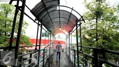 Pejalan kaki melintas di Jembatan Penyeberangan Orang (JPO) di Jalan Iskandarsyah, Jakarta, Selasa (1/11). Tampak JPO yang tidak terawat dengan kondisi atap yang lepas dan berlubang. (Liputan6.com/Helmi Fithriansyah)