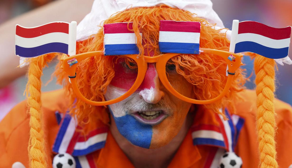 Ekspresi suporter Timnas Belanda saat melawan Polandia pada laga Grup D Euro 2024 di Volksparkstadion, Minggu (16/06/2024). (AP Photo/Sunday Alamba)