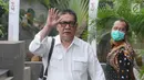 Mantan Wakil Gubernur Jawa Barat, Deddy Mizwar melambaikan tangannya saat berjalan masuk untuk memenuhi pangilan penyidik di Gedung KPK, Jakarta, Jumat (23/8/2019). Deddy Mizwar diperiksa sebagai saksi untuk tersangka Sekretaris Daerah (Sekda) Jawa Barat Iwa Karniwa. (merdeka.com/Dwi Narwoko)