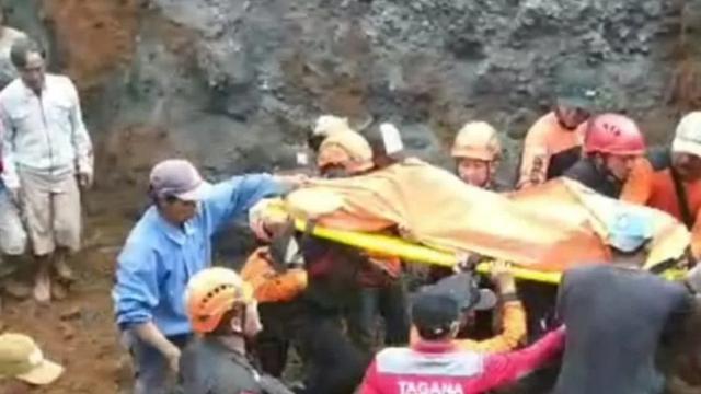 Proses evakuasi korban tanah longsor di Lumajang (Istimewa)