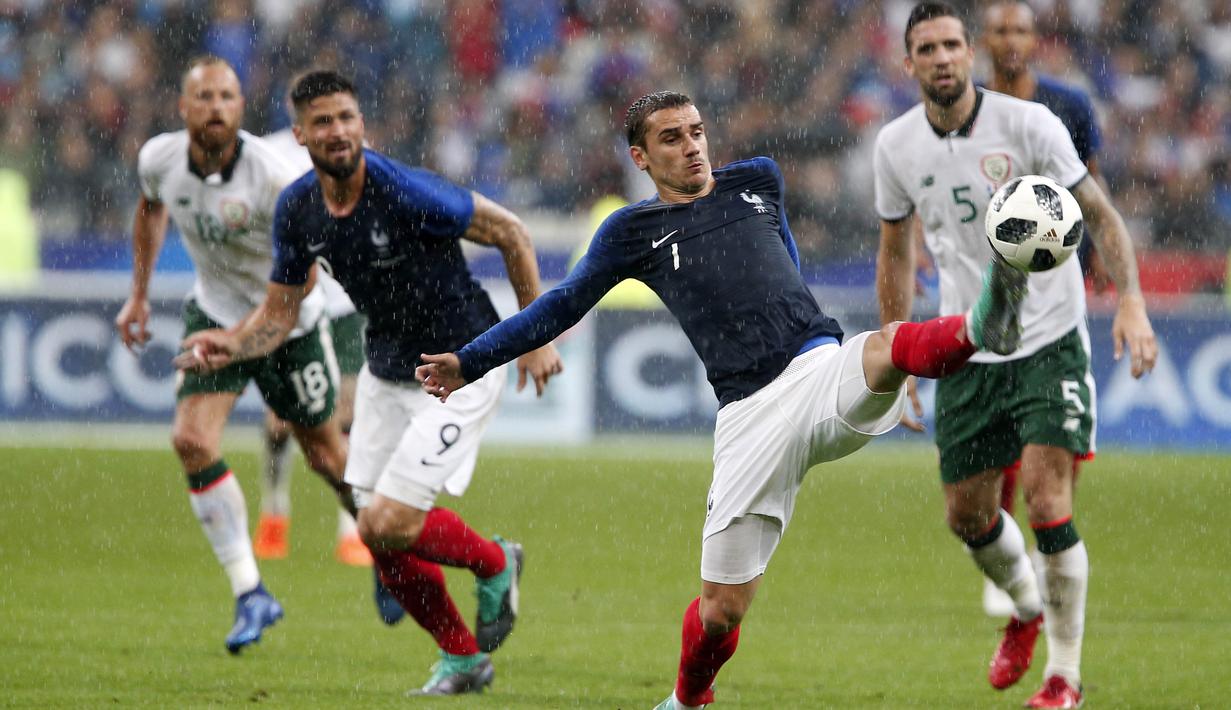 Gelandang Prancis, Antoine Griezmann, mengontrol bola saat melawan Irlandia pada laga persahabatan di Stadion Stade de France, Senin (28/5/2018). Prancis menang 2-1 atas Irlandia. (AP/Thibault Camus)