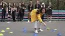 Kate terlihat cerah dengan blazer kuning senilai 359 pound sterling (sekitar Rp6,7 juta) dari LK Bennett berpadu inner. (AP Photo/Kin Cheung, pool)