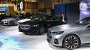 Di GIIAS 2024, BMW juga menampilkan sejumlah sedan bisnis dan beberapa varian lainnya yang dirakit di Indonesia. (Liputan6.com/Angga Yuniar)