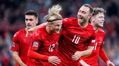 Pemain Denmark Kasper Dolberg (kedua kiri) merayakan gol ke gawang Prancis dengan rekan setimnya Christian Eriksen (tengah kanan), Joachim Maehle, dan Andreas Skov Olsen (kanan) pada pertandingan sepak bola UEFA Nations League di Parken Stadium, Kopenhagen, Denmark, 25 September 2022. Denmark mengalahkan Prancis dengan skor 2-0. (Liselotte Sabroe/Ritzau Scanpix via AP)
