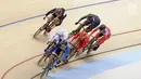 Atlet Elga Kharisma Novanda (kanan belakang) saat turun nomor keirin putri di Jakarta International Velodrome, Rawamangun, Selasa (28/8). Elga selisih waktu 1,213 detik setelah Hong Kong, Tiongkok, Korea Selatan, dan Jepang. (Merdeka.com/Arie Basuki)