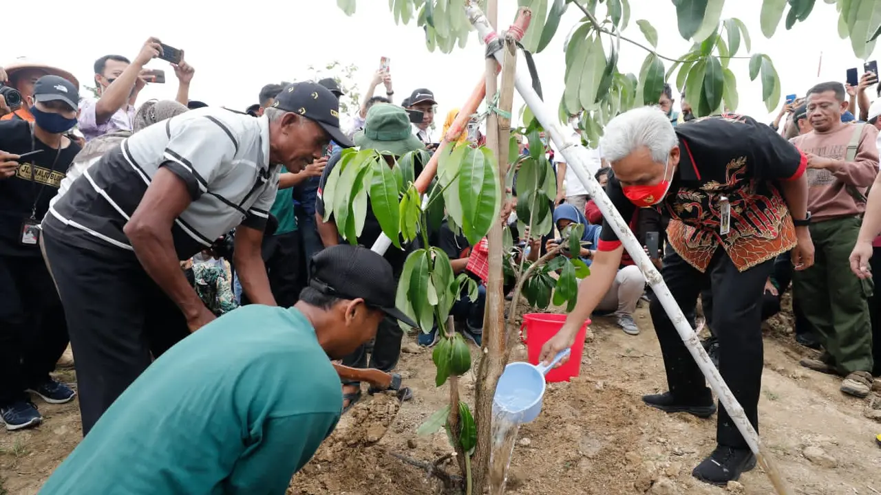 Gubernur Jawa Tengah (Jateng), Ganjar Pranowo (kanan), menanam bibit pohon di lahan gersang Bukit Serut Singonegoro, Jiken, Blora, Jateng (Istimewa)
