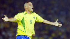Ronaldo merupakan aktor utama di balik keberhasilan Brasil menjadi juara dunia untuk kelima kalinya. Tidak hanya membawa Tim Samba menjadi jawara di Piala Dunia 2002 Il Fenomeno juga sukses mencatatkan namanya sebagai pencetak gol terbanyak dengan torehan delapan gol. (AFP/Gabriel Bouys)
