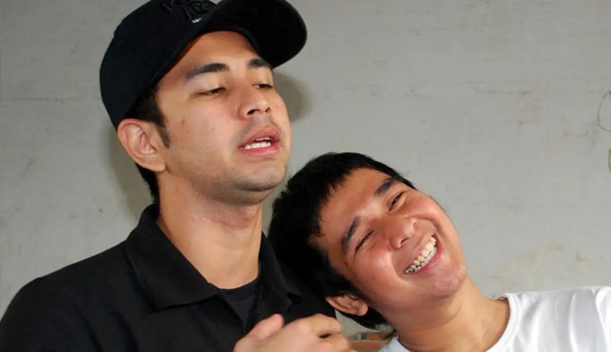 Mesranya... Di depan umum, Olga Syahputra bahkan tak ragu untuk menyandarkan pundak