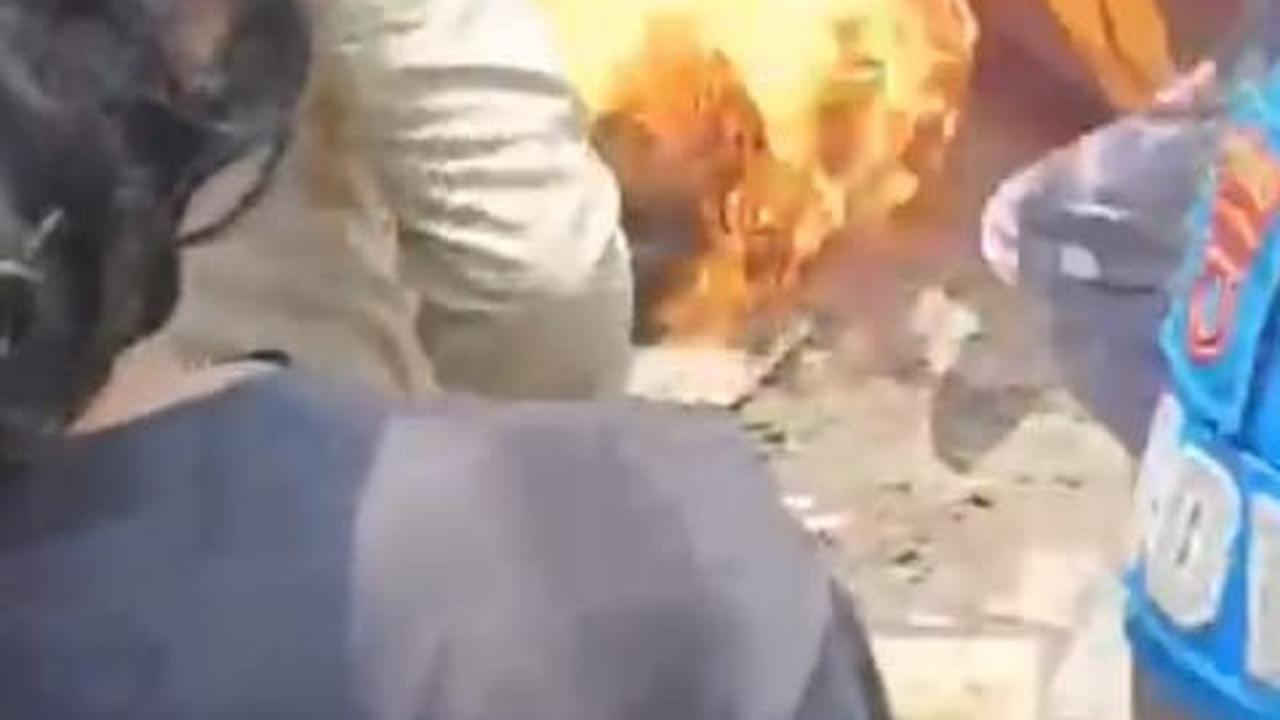 Maling Motor Terbakar Dihadapan Polisi Saat Hendak Diamankan dari Massa
