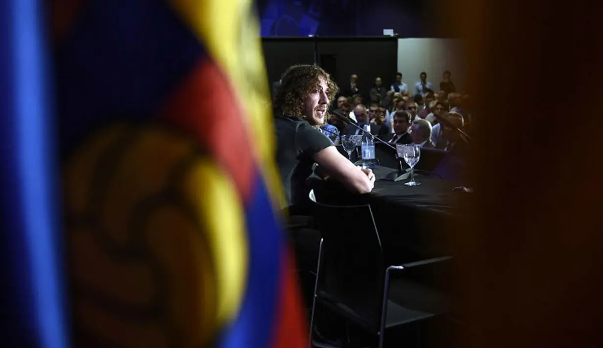 Kapten Barcelona, Carles Puyol, mengungkapkan salah satu alasan dirinya mengambil keputusan untuk pensiun adalah cedera lutut yang dialaminya, (15/5/2014). (AFP PHOTO/Lluis Gene)