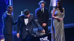 Aktor Inggris Idris Elba bereaksi setelah penyerang Arsenal, Olivier Giroud meraih penghargaan Puskas Award 2017 lewat gol kalajengkingnya dalam rangkaian FIFA The Best Award 2017 di The London Palladium, Senin (23/10). (Ben STANSALL/AFP)