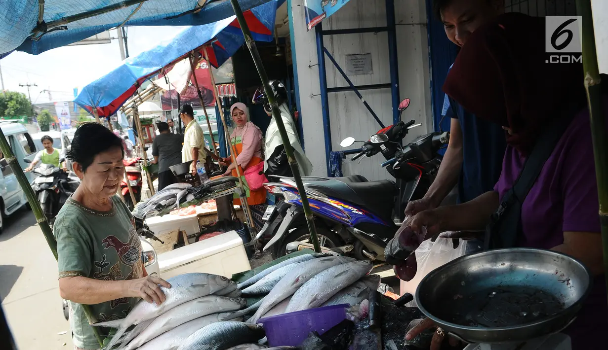 Warga sedang membeli ikan bandeng di kawasan Rawa Belong, Jakarta, Senin (4/2). Jelang tahun baru Imlek penjual Ikan bandeng menjamur di Jalan Rawa Belong dan dibanderol harganya mulai dari Rp 50.000 per kilogram. (Liputan6.com/Herman Zakharia)