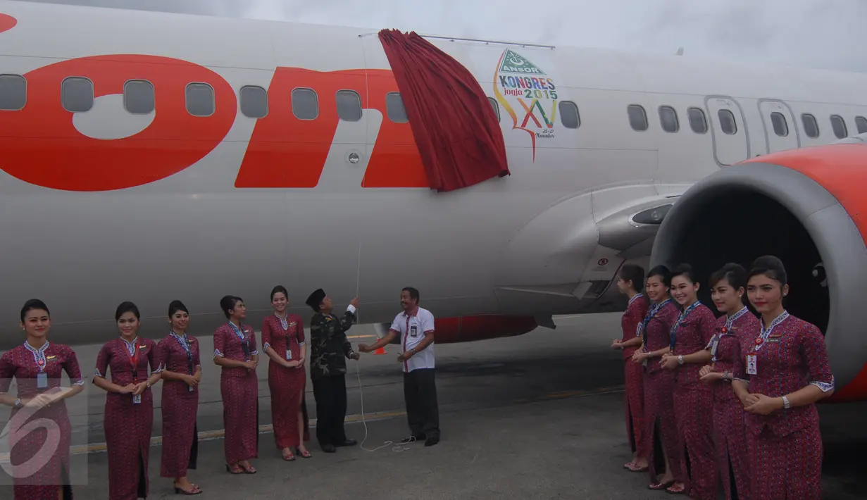 Ketua Gerakan Pemuda Ansor Nusron Wahid (kiri) dan Direktur Umum Lion Air Edwar Sirait (kedua kiri) meresmikan logo GP Ansor yang terpasang di badan pesawat di Terminal 1 Bandar Udara Soekarno Hatta, Tangerang, Selasa (24/11). (Liputan6.com/Angga Yuniar)