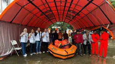 BRI Peduli menyalurnan bantuan berupa 1 (satu) unit perahu karet beserta pelampung yang disalurkan langsung di Posko Bencana Badan Penanggulangan Bencana Daerah (BPDB) Kota Padang. Selain itu, BRI Peduli juga membagikan berupa ribuan paket makanan cepat saji bagi warga terdampak khsusunya di wilayah Lubuk Minturun, Kecamatan Koto Tangah, Kota Padang. (Sumber: BRI Peduli)