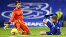 Striker Chelsea, Timo Werner, berebut bola dengan kiper West Ham United, Lukasz Fabianski, pada laga Liga Inggris di Stadion Stamford Bridge, Selasa (22/12/2020). Chelsea menang dengan skor 3-0. (AP/Clive Rose,Pool)