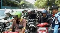 Penutupan jalan dilakukan pihak kepolisian pada aksi 5 Mei seperti di Jalan Juanda, Jalan Veteran 1,2,3.