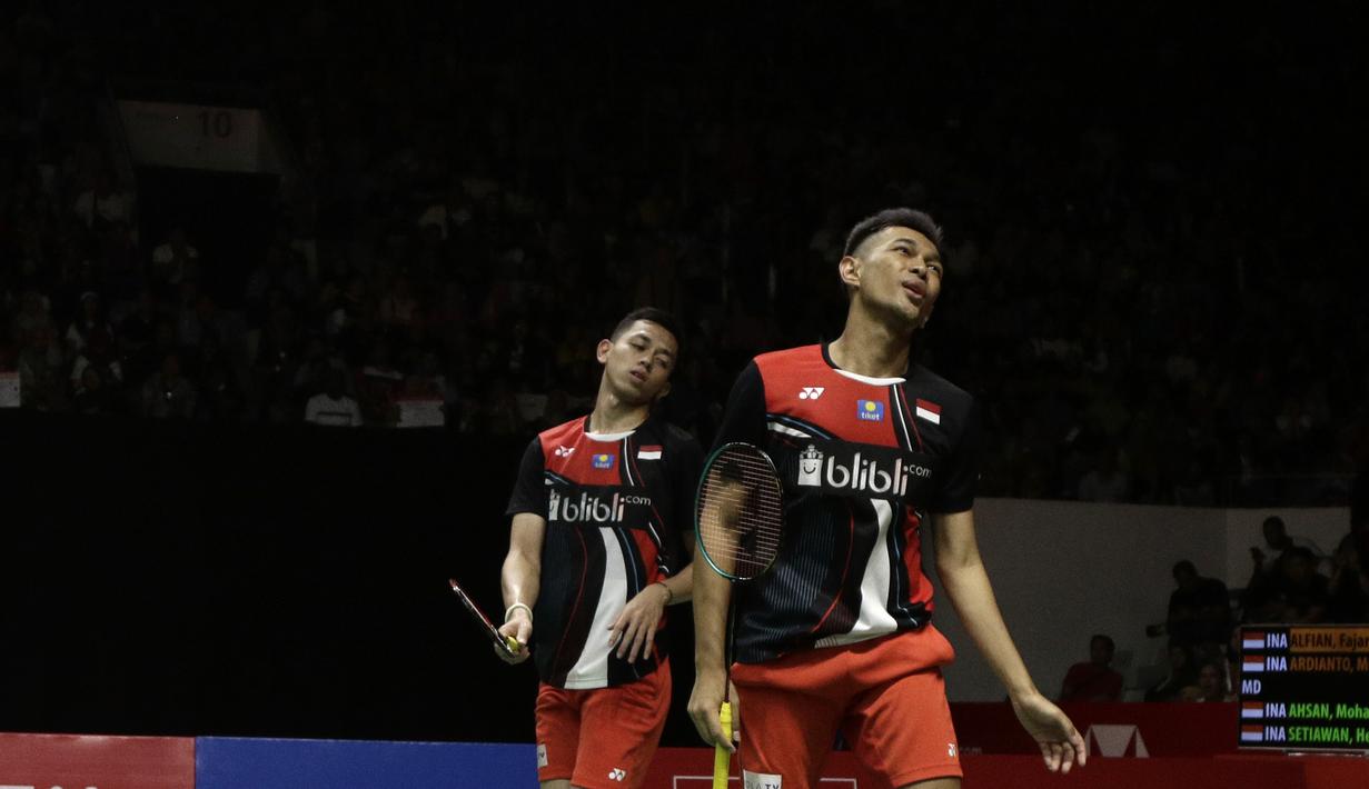 Ganda putra Indonesia, Fajar Alfian/Muhammad Rian, saat menghadapi Fajar Mohammad Ahsan/Hendra Setiawan, pada laga Indonesia Masters 2020 di Istora Senayan, Jakarta, Sabtu (18/1). Ahsan/Hendra menang tiga gim dengan skor 21-12, 18-21, dan 21-17. (Bola.com/Yoppy Renato)