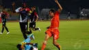 Penjaga gawang Persijap Jepara, Dedy Hariyanto (bawah) mencoba menahan laju serangan penyerang Persija, Ivan Bosnjak (kanan) saat berlaga di stadion GBK Jakarta, (26/5/2014). (Liputan6.com/Helmi Fithriansyah)