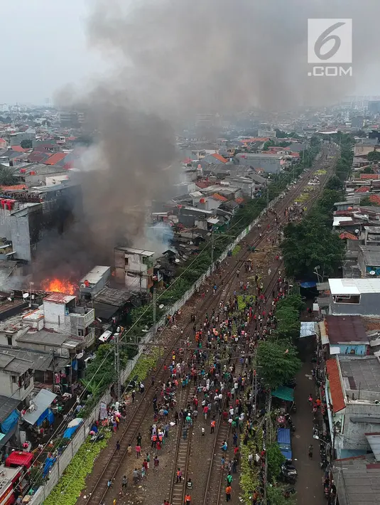 Pemandangan saat kebakaran melanda permukiman padat penduduk di kawasan Tanah Tinggi, Johar Baru, Jakarta, Selasa (26/6). (Liputan6.com/Arya Manggala)