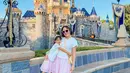 Penampilan ibu-anak ini terlihat kembar dengan gaya feminin kasual mengenakan outfit serba Dior [@shandyaulia]