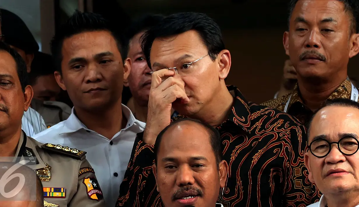 Ekspresi Gubernur DKI Ahok usai diperiksa Bareskrim Polri, Jakarta, Senin (7/11). Ahok diperiksa 9 jam dan diberi 22 pertanyaan terkait kasus dugaan penistaan Agama. (Liputan6.com/Johan Tallo)