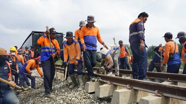 Petugas tengah memperbaiki jalur kereta api (KA) terdampak bencana Sumatera dan Aceh.