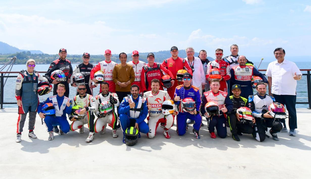 Presiden Joko Widodo atau Jokowi (belakang-keempat kiri) foto bersama para pebalap pada ajang balap perahu F1H2O/Powerboat di Pelabuhan Muliaraja Napitupulu Balige, Kabupaten Toba, Provinsi Sumatra Utara, Minggu (26/2/2023). Saat ditanya pembalap favoritnya, Jokowi menyebut nama Marit Stromoy asal Norwegia dan satu-satunya pembalap wanita pada ajang F1H2O. (Foto: Muchlis Jr - Biro Pers Sekretariat Presiden)
