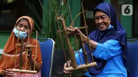Para lansia mengikuti latihan angklung di Rumah Rehabilitasi Psikososial Dinas Sosial Kota Tangerang, Banten, Rabu (19/5/2021). Kegiatan berlatih angklung bagi lansia tersebut guna mengisi waktu luang sekaligus melatih motorik, auditori, dan sensorik para lansia. (Liputan6.com/Angga Yuniar)
