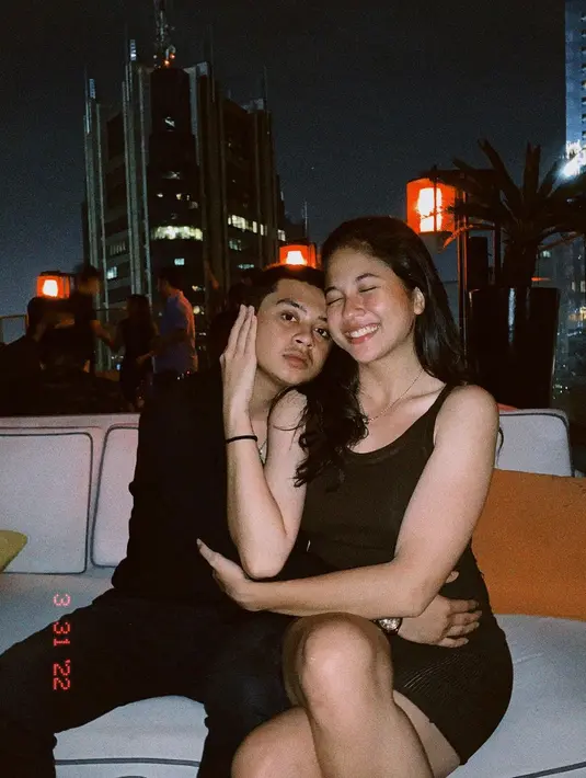 Berpose mesra dengan sang kekasih, Sitha Marino terlihat menawan dibalut mini dress berwarna hitam. [Foto: Instagram/sithamarino]