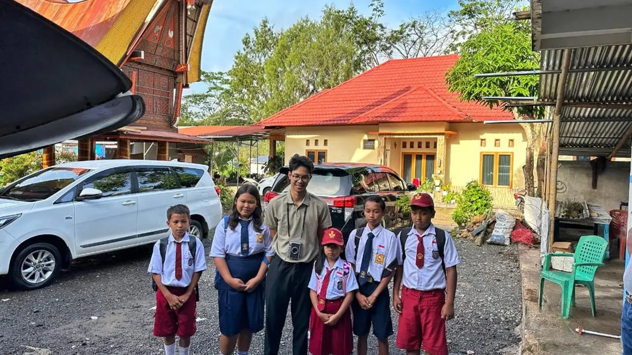 Muhammad Zinedine Alam Ganjar dikabarkan menginap di rumah warga saat berkunjung ke Tana Toraja pada Minggu (3/12) malam. Alam tiba pada pukul 22.00 WITA dan diterima oleh segenap masyarakat setempat (Istimewa)